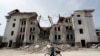 Разрушенное здание театра в Мариуполе, где прятались женщины и дети. Украина, 25 апреля 2022 года. (REUTERS/Александр Ермоченко)