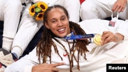 Бритни Грайнер помогла американской женской сборной по баскетболу завоевать золотую медаль на Олимпийских играх в Токио, 8 августа 2021 года