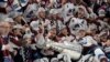 Хоккеисты клуба «Колорадо Эвеланш» позируют с Кубком Стэнли после победы над «Тампа-Бэй Лайтнинг». Тампа, штат Флорида. 26 июня 2022г. 
