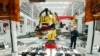 中共官媒新华社发布照片显示，浙江省湖州三一重工集团装载机生产基地的技术人员在检查生产线。（2024年3月27日）