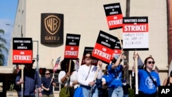 Пикет сценаристов-забастовщиков у одной из киностудий в Голливуде. 
