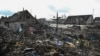Tim penyelamat melakukan pencarian korban di lokasi bangunan tempat tinggal yang hancur akibat serangan drone Rusia di Zaporizhzhia, Ukraina, 28 Maret 2024. (REUTERS/Stringer)