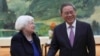 2024年4月7日，美國財政部長珍妮特耶倫在北京人民大會堂與中國總理李強握手。