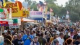 Люди на ярмарке штата Айова в Де-Мойне, штат Айова, США, 10 августа 2023 года.
