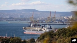 2022年10月11日，一艘油轮停泊在俄罗斯南部的新罗西斯克，俄罗斯位于黑海的主要港口。