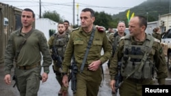اسرائیلی دفاعی افواج کے چیف آف جنرل اسٹاف ہرزی حلوی(درمیان میں) دیگر اہل کاروں کے ساتھ . فوٹو بذریعہ رائٹرز