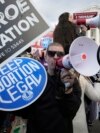 Demonstrant za prava na abortus, u sredini, koristi megafon dok se demonstranti protiv abortusa okupljaju ispred Vrhovnog suda SAD tokom Marša za život u Washingtonu, 20. januar 2023.