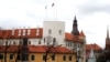 Флаг Латвии и штандарт президента страны над Рижским замком (архивное фото) 