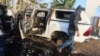 一名巴勒斯坦人在加沙查看一辆被以色列空袭击毁的汽车，救援组织世界中央厨房的人员在这辆车中被打死。(2024年4月2日)