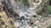 파키스탄 카이버 파크툰크와 주 샹글라 지방의 베샴 시 인근에서 자폭테러 발생 후 계곡으로 추락한 중국인 탑승 차량을 26일 보안 당국자들이 살펴보고 있다.