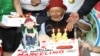 El peruano Marcelino "Mashico" Abad sonríe al celebrar su 124 cumpleaños, mientras las autoridades locales afirman que podría ser la persona más vieja del mundo, en Huánuco, Perú, el 5 de abril de 2024.