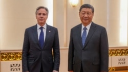 TOPSHOT - US Secretary of State Antony Blinken (L) meets with China's President Xi Jinping at the Great Hall of the People in Beijing on April 26, 2024. (Photo by Mark Schiefelbein / POOL / AFP)