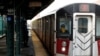 Seorang pekerja New York City Transit mengemudikan kereta bawah tanah di wilayah Bronx di New York City, AS, 21 April 2020. (Reuters/Lucas Jackson) 