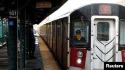 Seorang pekerja New York City Transit mengemudikan kereta bawah tanah di wilayah Bronx di New York City, AS, 21 April 2020. (Reuters/Lucas Jackson) 