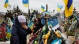 Украинцы приходят на могилы погибших родственников в Буче в годовщину войны