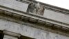 ARCHIVO - La emblemática aguila en lo alto de la fachada del edificio de la Reserva Federal de Estados Unidos en Washington, 31 de julio de 2013. 