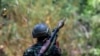 ทหารของกองกำลังกองทัพปลดปล่อยชาติกะเหรี่ยง (KNLA) ถืออาร์พีจีที่ฐานทัพในเมียวดี เมื่อ 15 เม.ย. 2024 (REUTERS/Athit Perawongmetha)