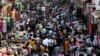 ازدحام جمعیت در بازاری در بمبئی، هندوستان. سازمان ملل متحد برآورد کرده است که جمعیت جهان در روز ۱۵ نوامبر به ۸ میلیارد نفر خواهد رسید و هند به عنوان پرجمعیت‌ترین کشور جهان جایگزین چین خواهد شد. (بایگانی)