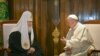 Глава Русской Православной Церкви Патриарх Кирилл (слева) и Папа Римский Франциск беседуют во время встречи в Гаване, Куба, 12 февраля 2016 г.