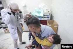 خان یونس کے ناصر اسپتال پر اسرائیلی بمباری میں زخمی ہونے والے ایک بچے کو ڈاکٹر دیکھ رہی ہے۔22 جنوری 2024