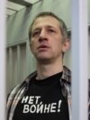 Ruski novinar Roman Ivanov u majici na kojoj piše "Ne ratu" .