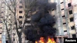 Пожар в жилом доме, пострадавшем от попадания ракеты. Киев, 20 марта 2022 года.