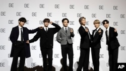 Anggota band K-Pop, BTS, menghadiri konferensi pers peluncuran album baru berjudul "BE" di Seoul, Korea Selatan, 20 November 2020. (Foto: (Foto: Lee Jin-man/AP Photo)