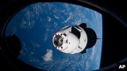 Капсула космического корабля SpaceX Crew Dragon на подлете к Международной космической станции (архивное фото NASA via AP, File)