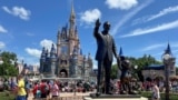 แฟ้มภาพ: ผู้คนรวมตัวที่ Magic Kingdom theme park ก่อนพาเหรด "Festival of Fantasy" ที่ Walt Disney World ในออร์แลนโด รัฐฟลอริดา 30 ก.ค. 2022 (รอยเตอร์)
