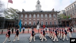 Военнослужащие Третьего пехотного полка (старейшей части Армии США) в форме времен Войны за независимость маршируют по Филадельфии.