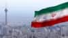 بیرق حکومت جمهوری اسلامی ایران در برج مخابرات میلاد واقع در تهران، پایتخت ایران‌،‌‌( تصویر از آرشیف صدای امریکا)‌