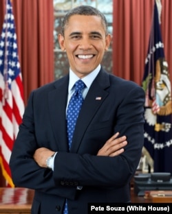 Official portrait of President Barack Obama in the Oval Office, Dec. 6, 2012.