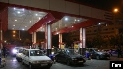 یک پمپ بنزین در تهران - آرشیو