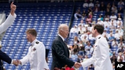 Джо Байден приветствует выпускников Военно-морской академии. 27 мая 2022г. 
