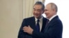 ولادیمیر پوتین، رییس جمهور روسیه و وانگ یی، وزیر خارجۀ چین 