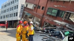 大地震后，救援人员2024年4月3日来到台湾花莲一座部分倒塌的楼房外展开营救。（台湾政府照片）