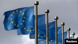 Флаги ЕС перед зданием штаб-квартиры Европейской комиссии в Брюсселе