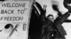 1981年1月21日，一名获释的美国人质抵达法兰克福的空军基地