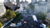 Una imagen de dron muestra a estudiantes universitarios, sindicatos y grupos sociales argentinos, frente a la Casa Rosada, para protestar contra los recortes de "motosierra" del presidente Javier Milei en la educación pública, en Buenos Aires, Argentina, el 23 de abril de 2024.
