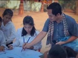 Srey Bandaul seen here teaching art students about visual art. (Courtesy of Phare Ponleu Selapak)