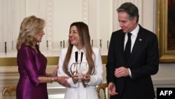  امریکی وزیر خارجہ انٹنی بلنکن اور خاتون اول جل بائیڈن افغانستان کی بنفشہ یعقوبی کو ویمین آف کریج ایوارڈ دے رہے ہیں، فوٹو اے ایف پی ، 4 مارچ 2024