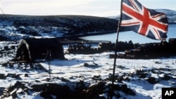 Британский флаг над Фолклендскими островами. Архивное фото 1982г. 