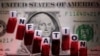 Imagen de dólar estadounidense y la palabra "inflación". Foto Reuters.