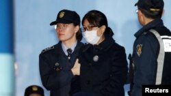 한국 국정농단 사건의 주범인 최순실 씨가 13일 1심 선고 공판에서 징역 20년 형을 선고받은 후 서울중앙지법을 나서고 있다.