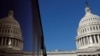 资料照：美国国会大厦和在一处玻璃幕墙上的大厦影子。