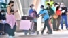 Des touristes arrivent à l'aéroport international Sir Seewoosagur Ramgoolam de Port Louis le 15 juillet 2021. 
