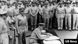 美国海军上将尼米兹1945年9月2日在密苏里号军舰上代表美国签署接受日本投降文件（美国海军照片）