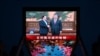 一个大型屏幕显示官方中央电视台报道中国领导人会晤台湾前总统马英九。(2024年4月10日)