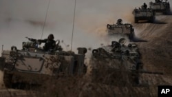 Израильские БТРы направляются к границе сектора Газа на юге Израиля 14 октября 2023 г. 