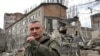 비탈리 클리치코 우크라이나 크이우(러시아명 키예프) 시장이 25일 러시아 미사일 피격 현장을 방문하고 있다.